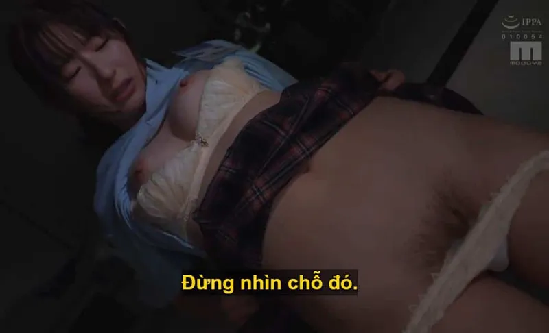 Sếp lớn đang lập mưu đụ em nhân viên kiêu căng lười nhác, suốt ngày bận tán gẫu với người yêu.